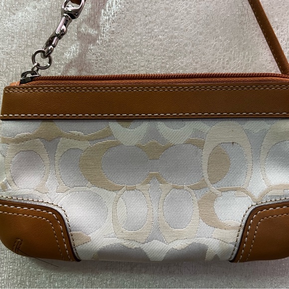 Coach Cream and Tan Wristlet, very good condition - Picture 5 of 8